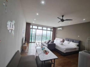 Studio family 4pax 2 beds balcony Palazio Mt Austin by GDRAGON HomeStay